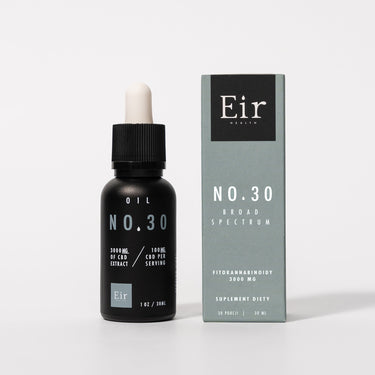 Czarna butelka olejku CBD 'No. 30 Broad Spectrum' marki Eir obok jasnoszarego opakowania, z informacją o zawartości 3000 mg fitokannabinoidów, na białym tle.