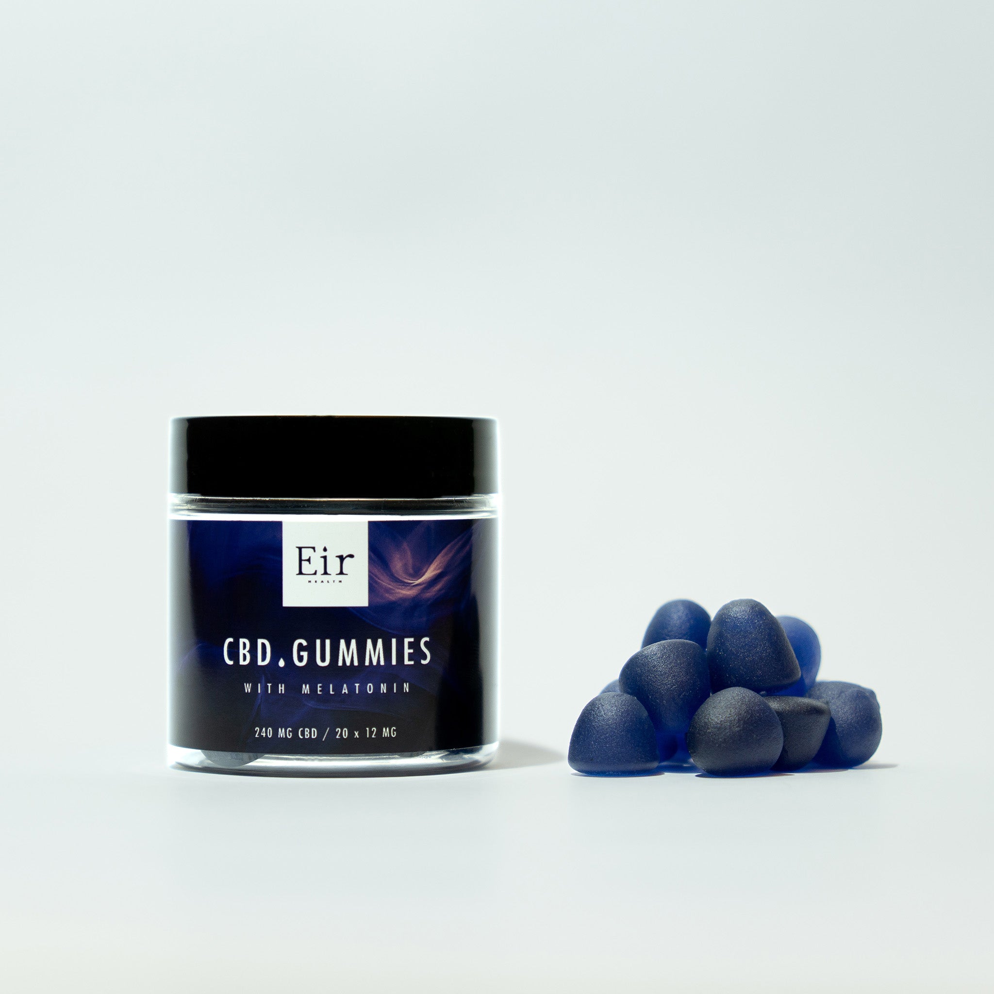 "Słoik Eir CBD Gummies z melatoniną obok stosu niebieskich żelków CBD, 240 mg CBD, prezentacja produktu na białym tle.